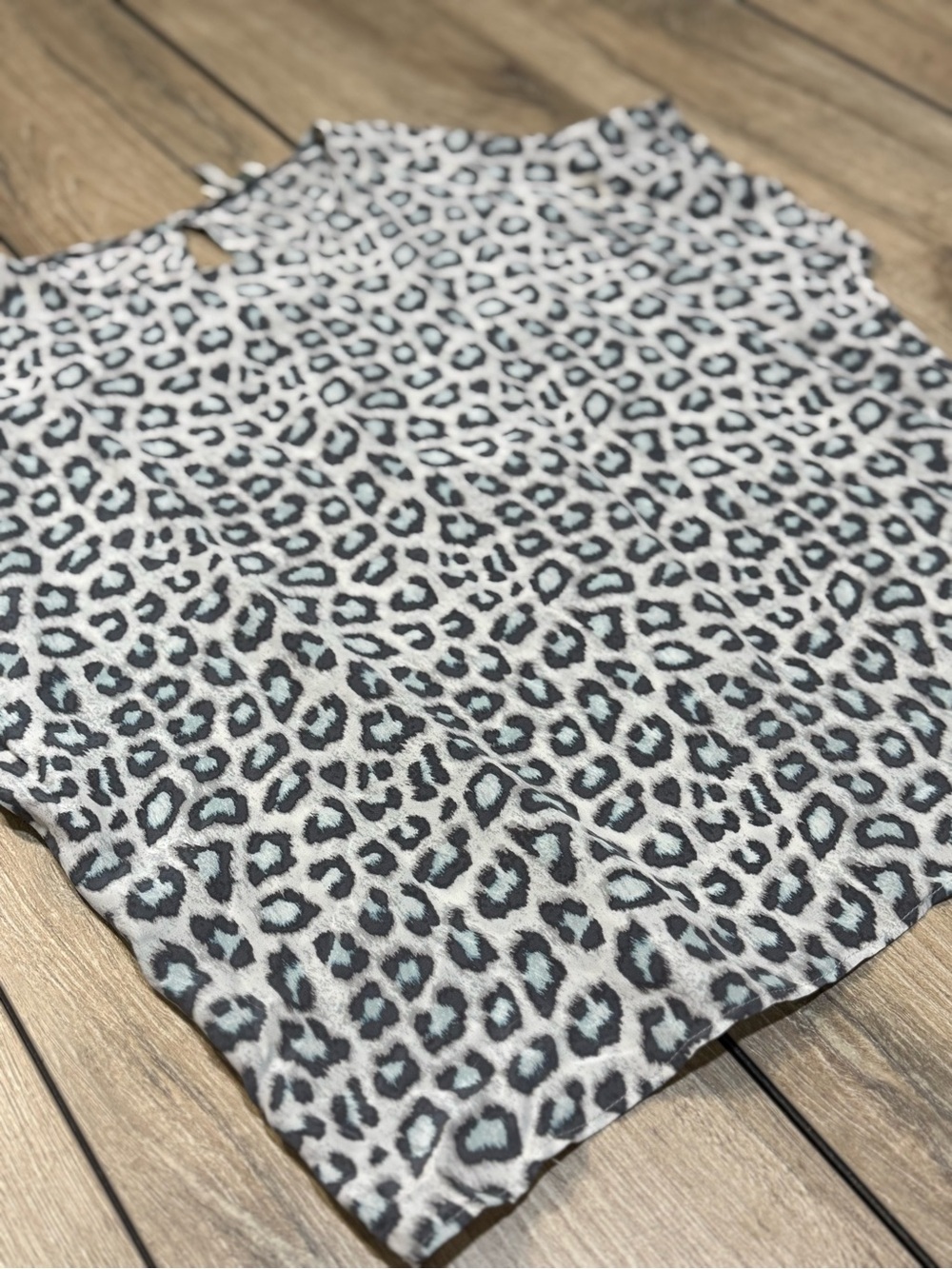 Joie 100% Silk Leopard Print Cold Shoulder Blouse Flutter Sleeve Small - Picture 5 of 14